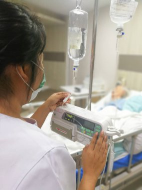 Ayarlama tuzlu damla ile hastanın yatakta hemşire