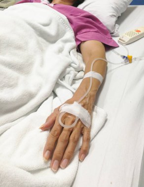 Orta yaş hasta yatağında tuzlu damla ve hemşire arayan ile döşeme