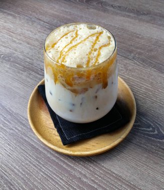 Ahşap masa üzerine karamel kahve Iced