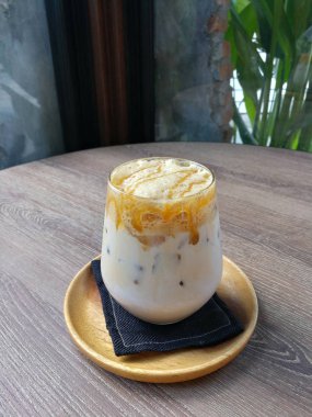 Ahşap tabl karamel kahve Iced