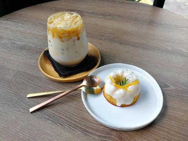 Iced Karamell Kaffe Och Apelsinjuice Yoghurt Kaka Träbord — Stockfoto
