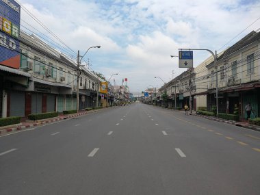 Boş yol yeşil ağaçlar ve vintage evleri ile birlikte