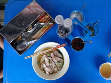 Erişte çeşni ve gereçler kutusuyla üstten görünüm