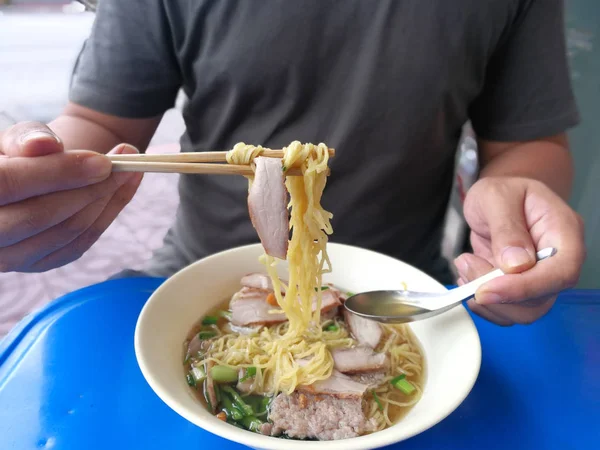 Manusia Adalah Tentang Makan Mie Telur Dengan Daging Babi Panggang — Stok Foto