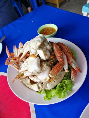 taze haşlanmış yengeç baharatlı deniz ürünleri sos ile