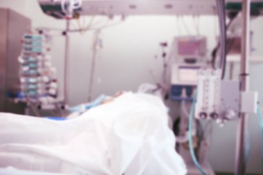 Hastanın 24 saatlik tıbbi gözetim, odaklanmamış arka plan altında yoğun bakım ünitesinde.