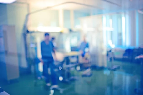 Männliche Arbeiter Der Blauen Uniform Neben Dem Patientenbett Der Notaufnahme — Stockfoto