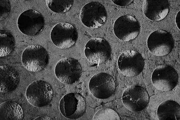 Metalowe Kraty Okrągłych Komórek Obejmujących Otynkowane Ściany — Zdjęcie stockowe