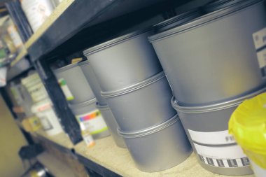 Deponun raflara Metalik kutular.