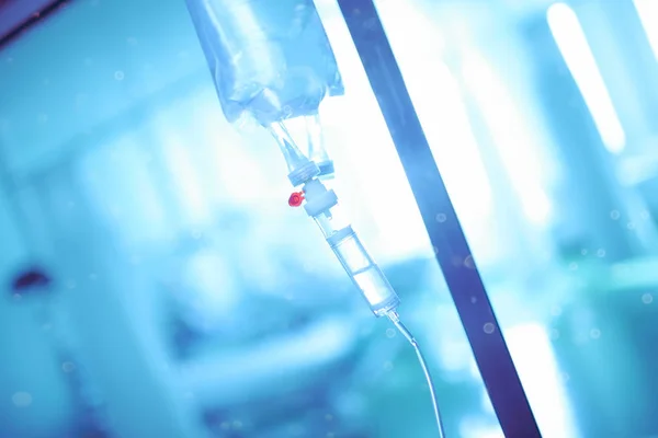 Intravenöser Tropfsack Vor Dem Licht Aus Dem Krankenhausfenster — Stockfoto