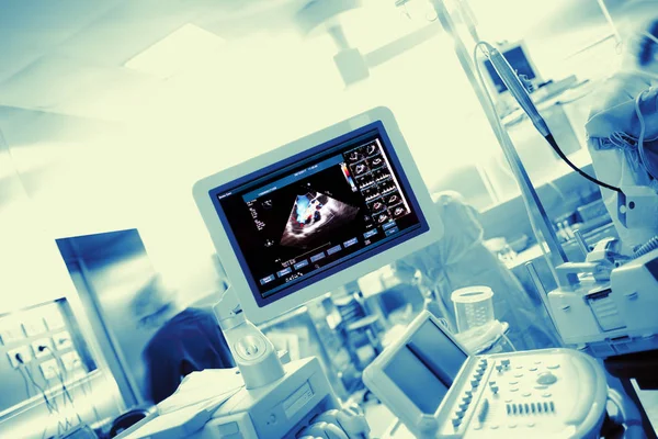 配备电子设备和工作人员的医疗实验室 — 图库照片