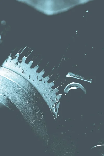 Spinning Egy Régi Nagy Mechanizmus Részeként Olajos Fogaskerék — Stock Fotó