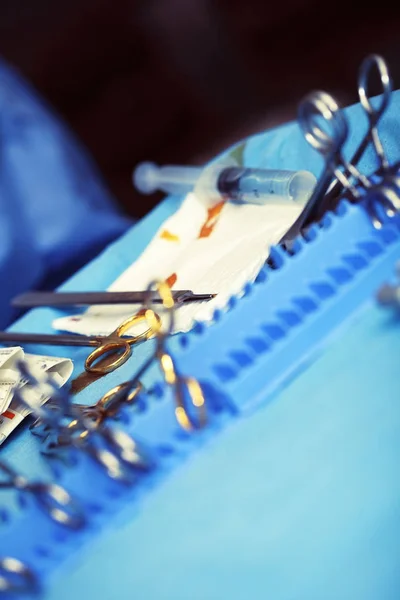 Sterilní Stůl Používaných Chirurgických Nástrojů Během Ran — Stock fotografie