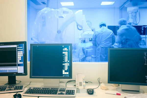 Cerrahi işlem sırasında gözetim odasında hiçbir görüntülerle görüntüler.