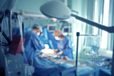 Yoğun bakım ünitesinde odaklanmamış arka plan acil cerrahi operasyon.