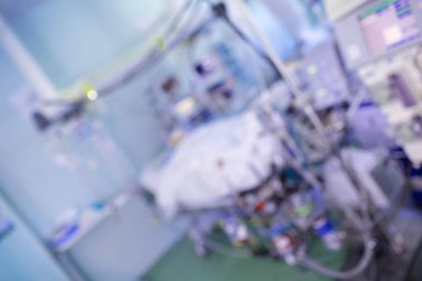 Hasta yoğun bakım ünitesinde yaşam desteği, odaklanmamış arka plan elektronik sistemlere bağlı.