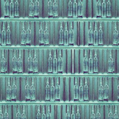 İlaç şişeleri açık karton paket satırı.