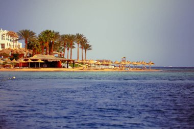 Island beach denizin mavi su ile.