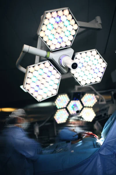 Cirurgiões Trabalhando Sob Lâmpada Sem Sombra Sala Cirurgia — Fotografia de Stock