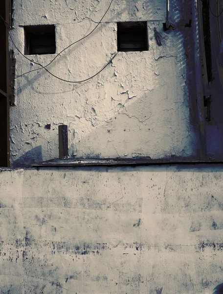 凌乱的贫民窟房屋墙作为一个肮脏的背景 — 图库照片