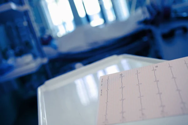 夜の病室で Desktor の心電図のグラフ — ストック写真