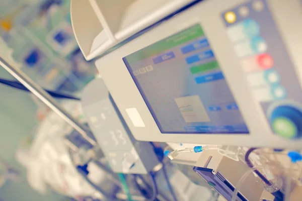 Anzeige Lebenserhaltender Geräte Mit Indikatoren Auf Dem Hintergrund Des Krankenbettes — Stockfoto