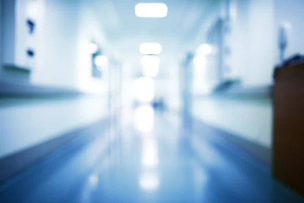 Розмитий коридор лікарні закінчується яскравим світлом, не орієнтованим — стокове фото