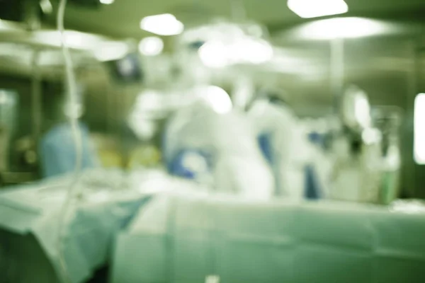 Equipe cirúrgica de trabalho na sala de cirurgia avançada, sem foco — Fotografia de Stock