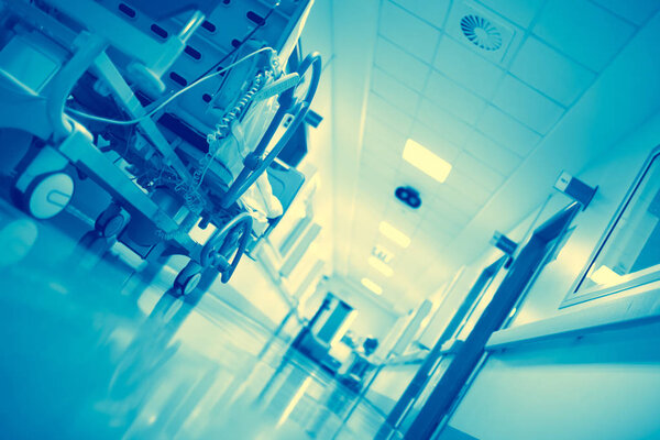 Вестибюль больницы с современной каталкой, медицинское образование
.