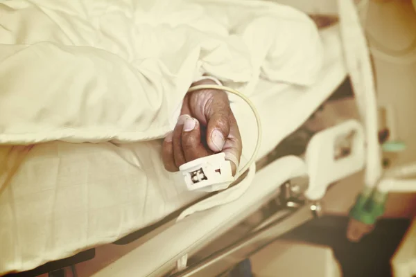 Oudere Patiënt Onder Toezicht Intensive Care — Stockfoto