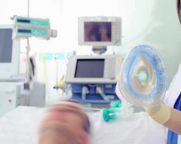 Ärztin Mit Sauerstoffmaske Den Behandschuhten Händen Neben Der Patientin Bett — Stockfoto
