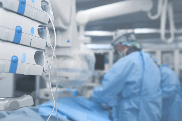Operating Room Working Surgeons Surrounded Modern Equipment — Stock Photo, Image