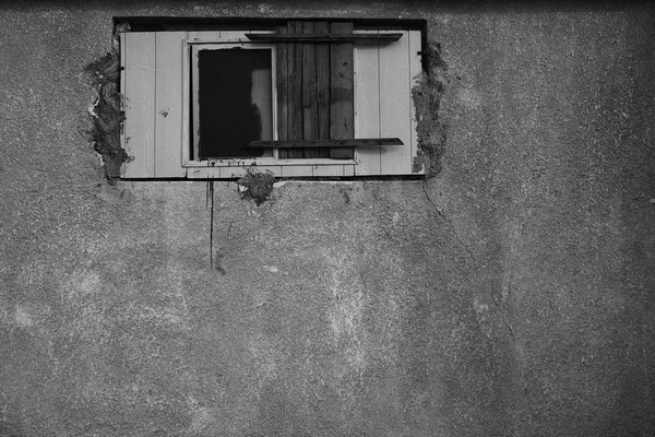 Yarısı bindik bir beton duvar içinde küçük pencere.