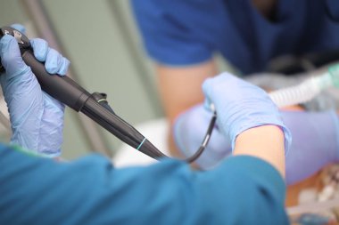 Kadın doktor ve erkek asistan hemşire tarafından bakımda günlük rutin tedavi prosedürü.