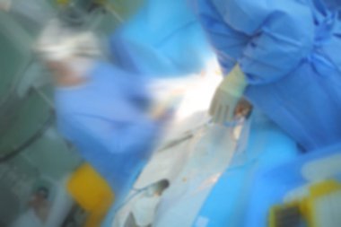 Ameliyat ekibi hastanın yoğun bakım ünitesinde odaklanmamış arka plan çalışma yordamına yürütmek.