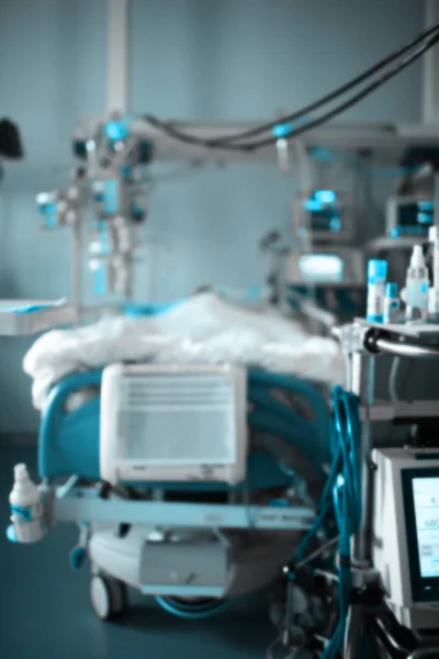 Komadaki Hastanın Yatakta Yataklı Modern Donanımlı Yoğun Bakım Servis Bulanık — Stok fotoğraf