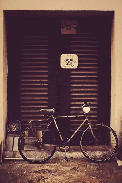 Etiqueta Aviso Porta Uma Instalação Elétrica Bicicleta Estacionada Lado Dela — Fotografia de Stock