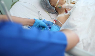 Erkek doktor kadın hastada ameliyat sonrası yoğun bakıma ile çalışma.