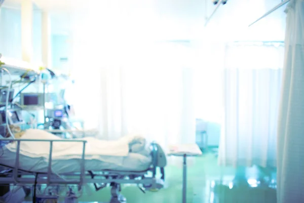 明亮的医院房间与患者在床 未聚焦的背景 — 图库照片