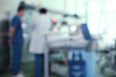 Yardımcı'nın yanında sabah ward sırasında hasta yatağı ile tıp doktoru yuvarlak, odaklanmamış arka plan.