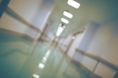 Modern bir binada uzun koridor ile odaklanmamış açılı arka plan.