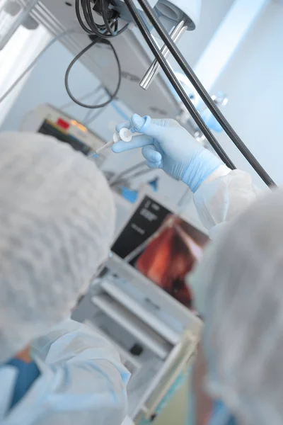 Tıp Doktorları Tanılama Endoskopi Video Kontrol Altında Gerçekleştirme — Stok fotoğraf