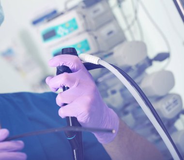 Endoskopik tıbbi cihaz cerrah'ın elinde. Endoskopistler hasta ile çalışmaya hazırdır.