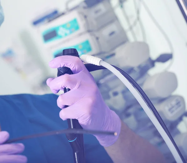 Endoskopického Přístroje Rukou Chirurga Endoscopist Připraven Práci Pacientem — Stock fotografie