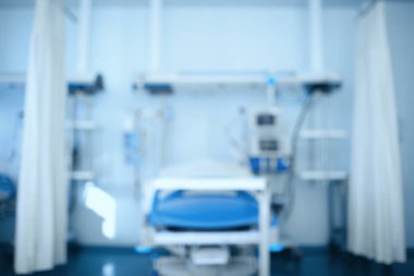 Bulanık hastane odası donanımları, odaklanmamış arka plan çevrili boş oda.