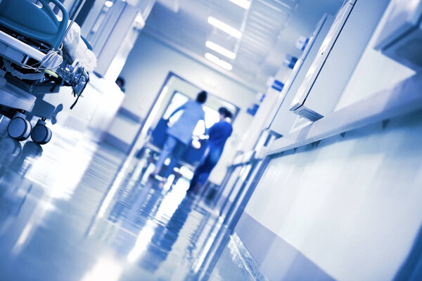 Рабочие в коридоре больницы
.