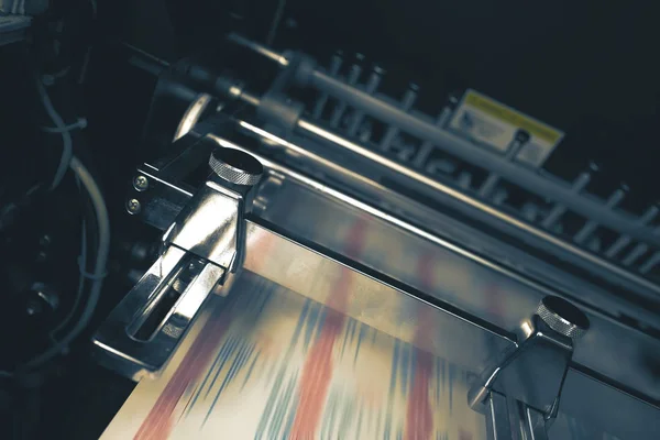 印刷処理中にぼやけベルト付き印刷機 — ストック写真