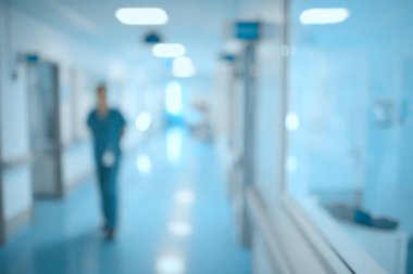 Bir erkek doktor hospoital salon, odaklanmamış arka plan yürüyüş bulanık resim.
