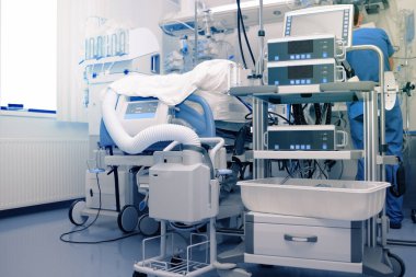 Erkek tıbbi çalışan yüksek teknoloji donanımlı yoğun bakım ünitesinde.