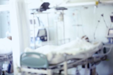 Yoğun bakım ünitesi ile bir hasta silueti modern yaşam destek teçhizatı odaklanmamış arka plan bağlı. 